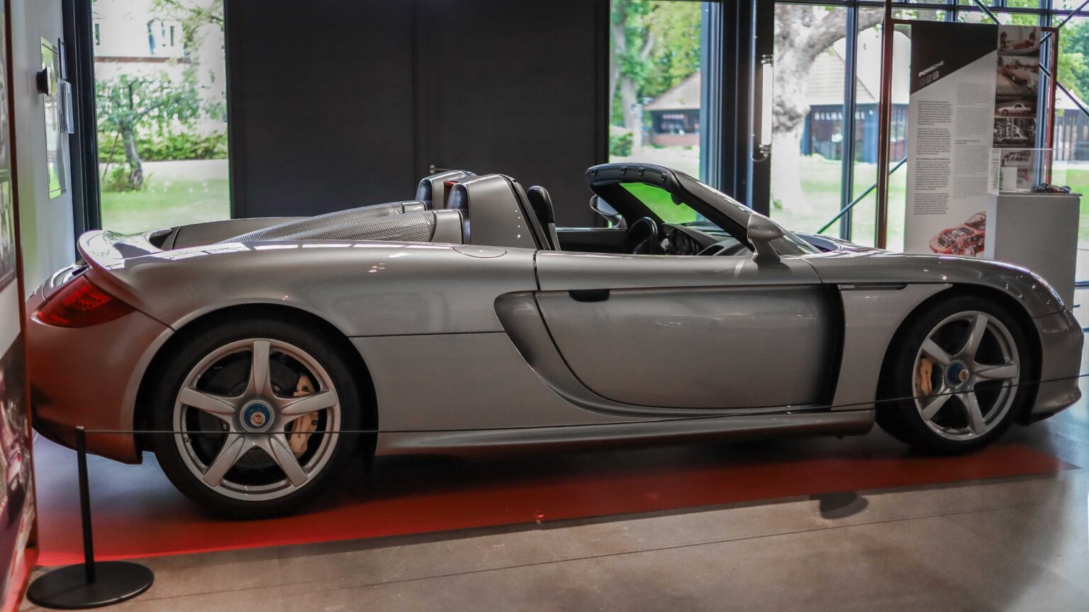 Porsche-Carrera-GT-side