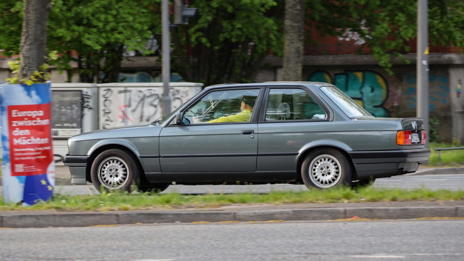 BMW-320i-E30