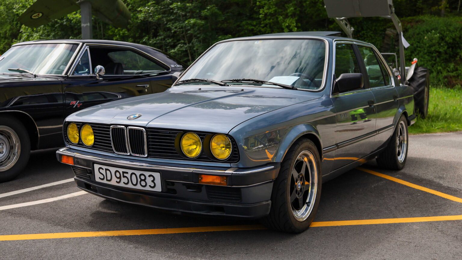 BMW-320i-E30-4-door