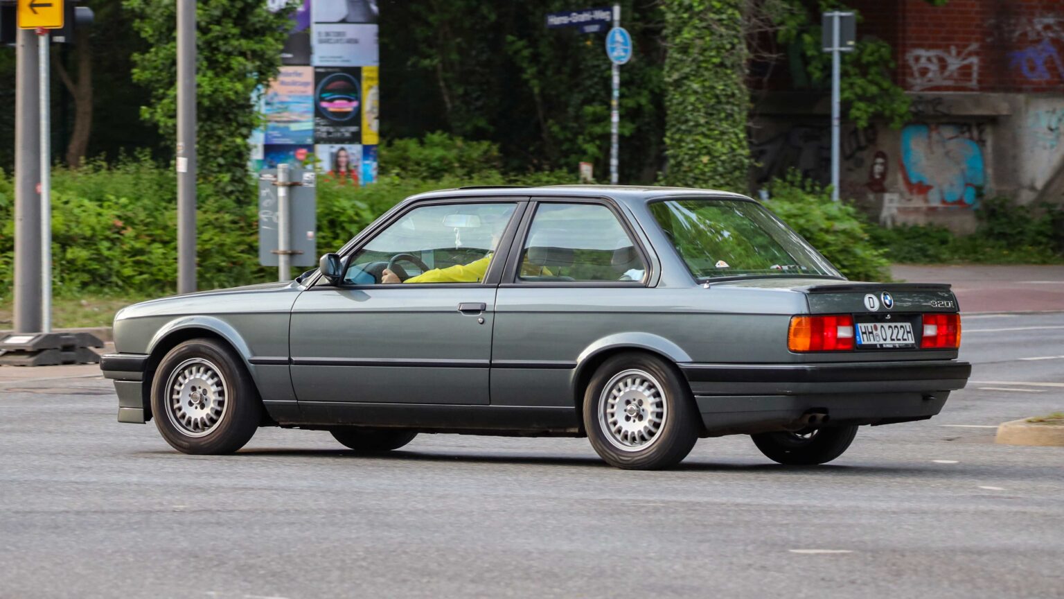 BMW-320i-E30-driving