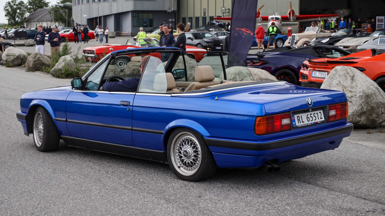 BMW-325-i-Cabriolet-driving