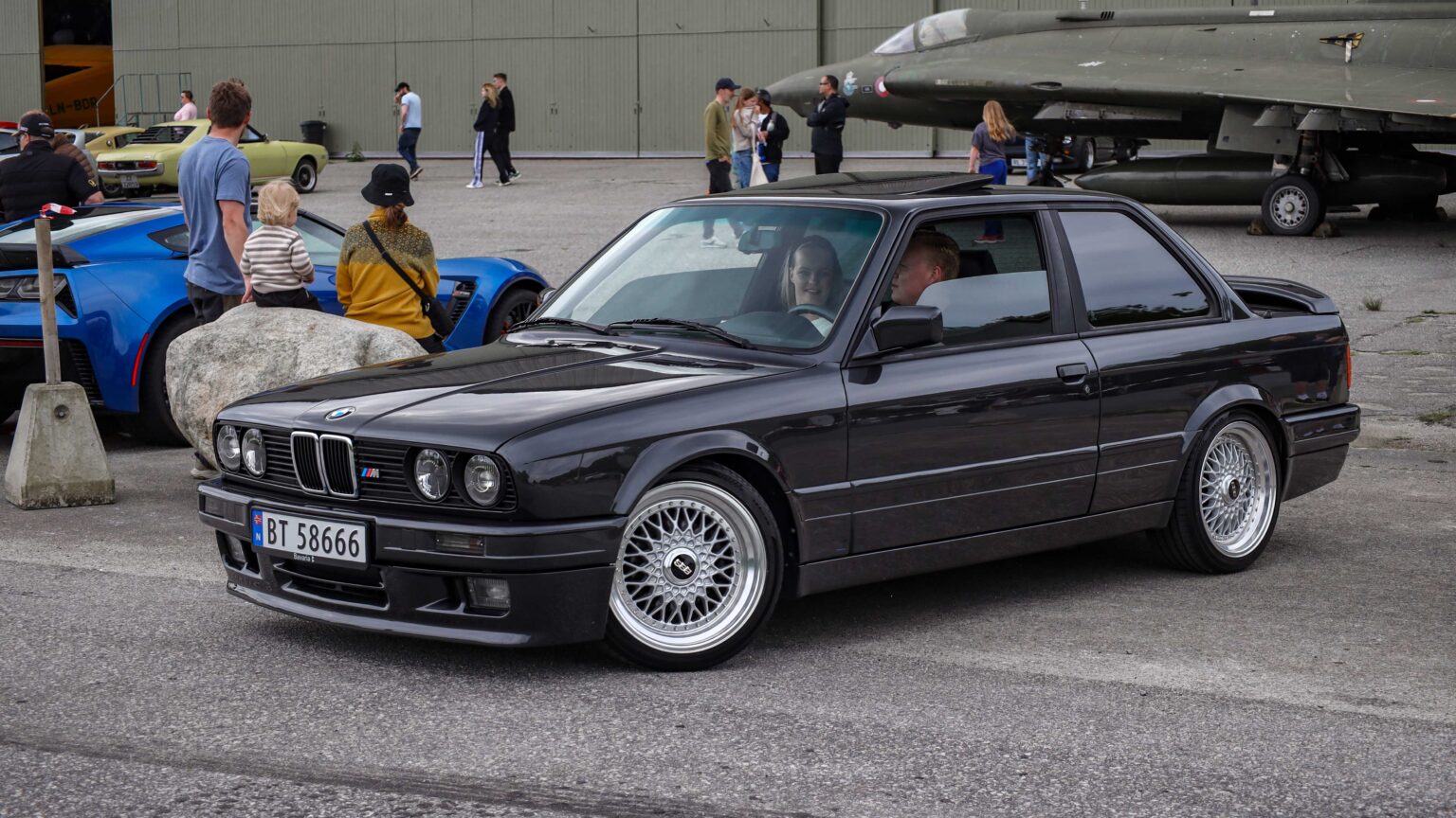BMW-325i-E30-M-Tech