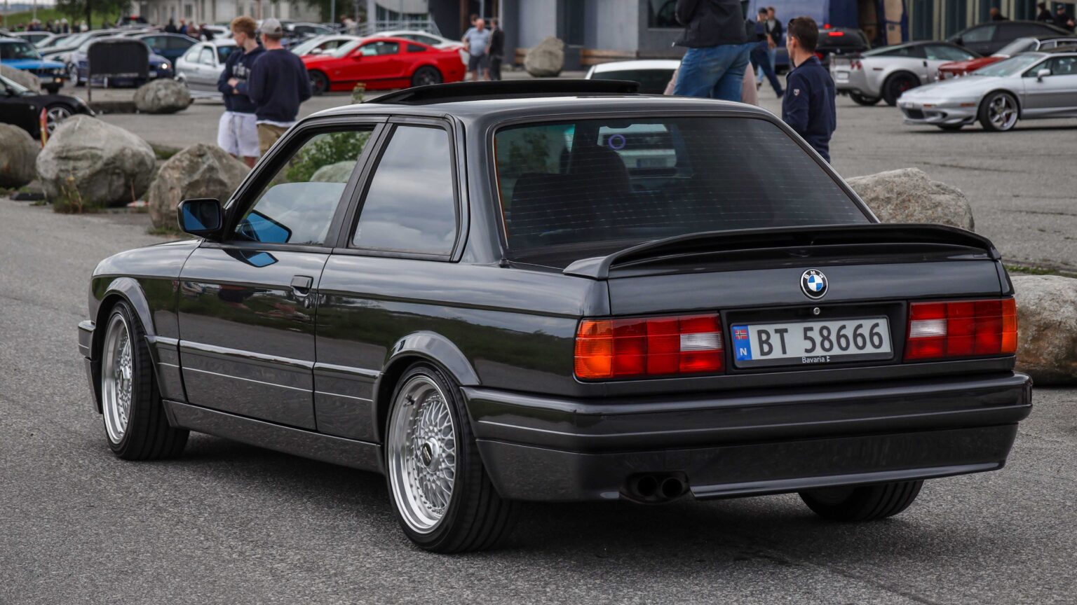 BMW-325i-E30-driving