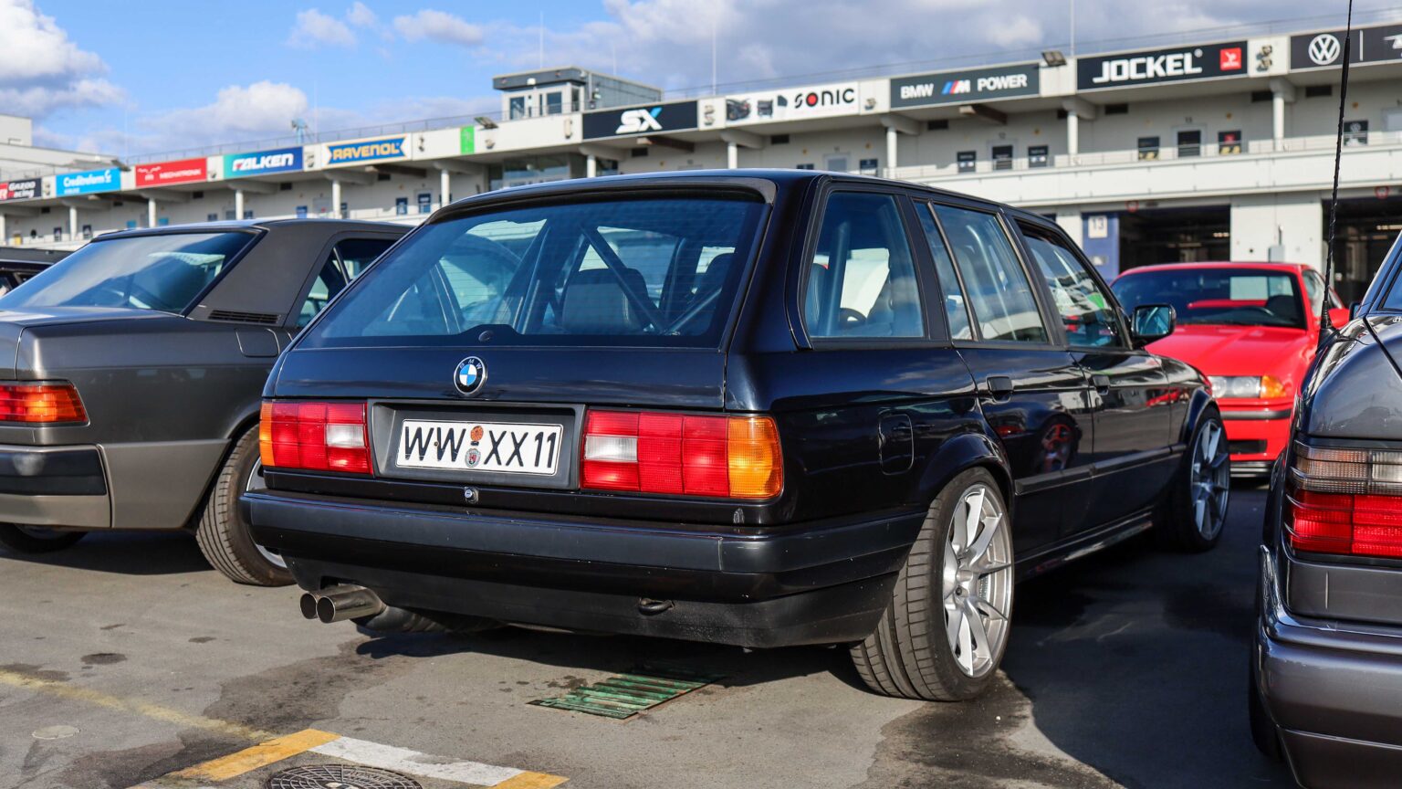 BMW-E30-Touring-rear