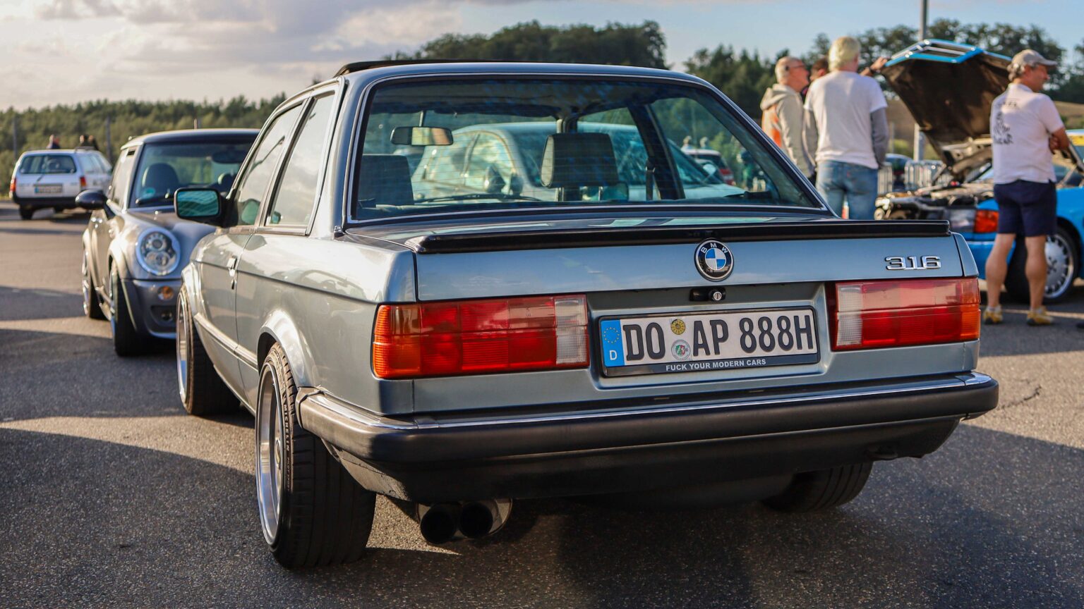 BMW-E30-rear