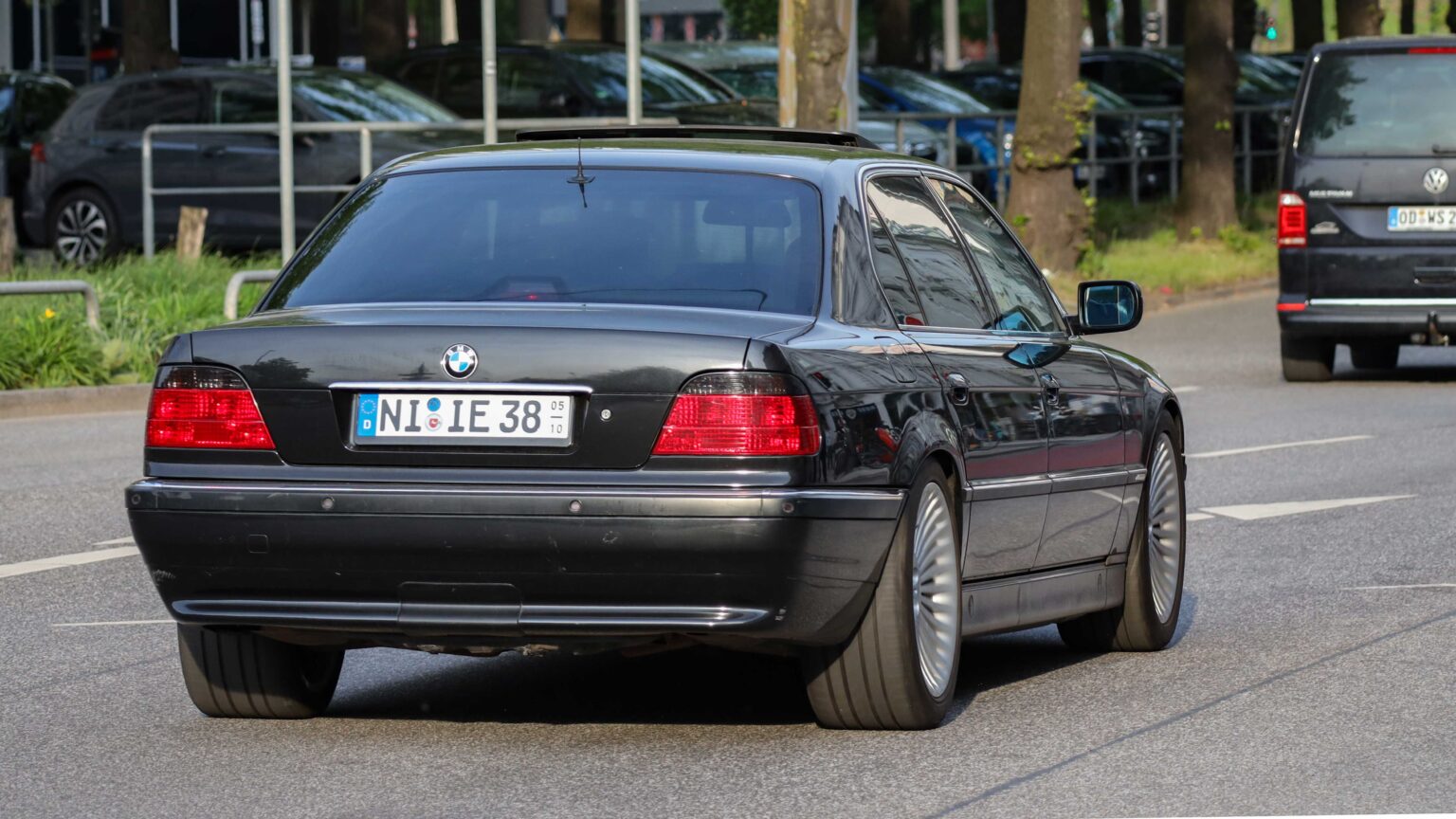 BMW-E38-7-series-driving