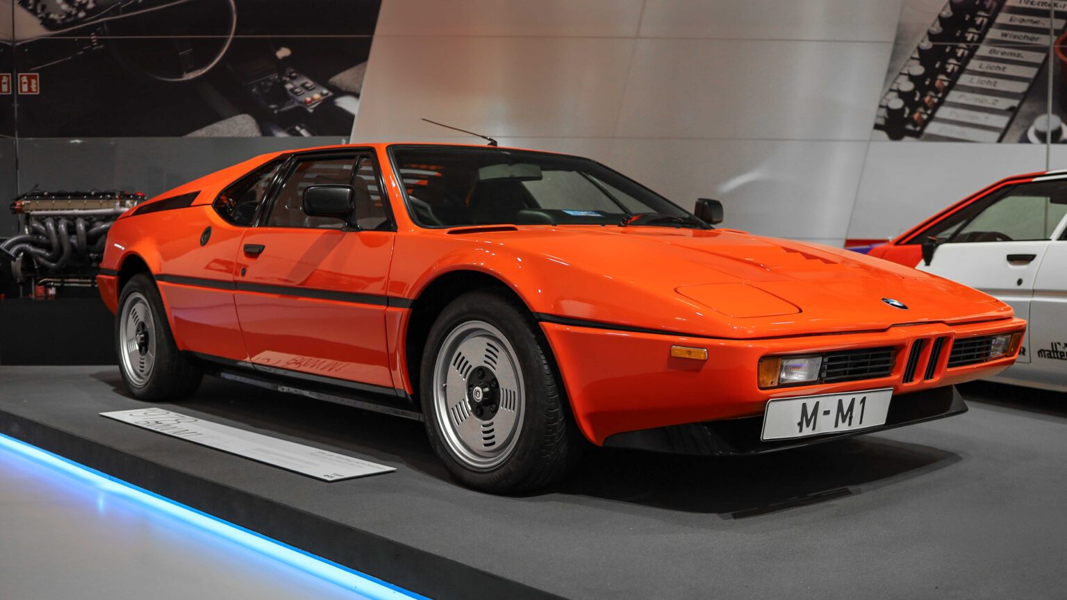 BMW-M1-red-side