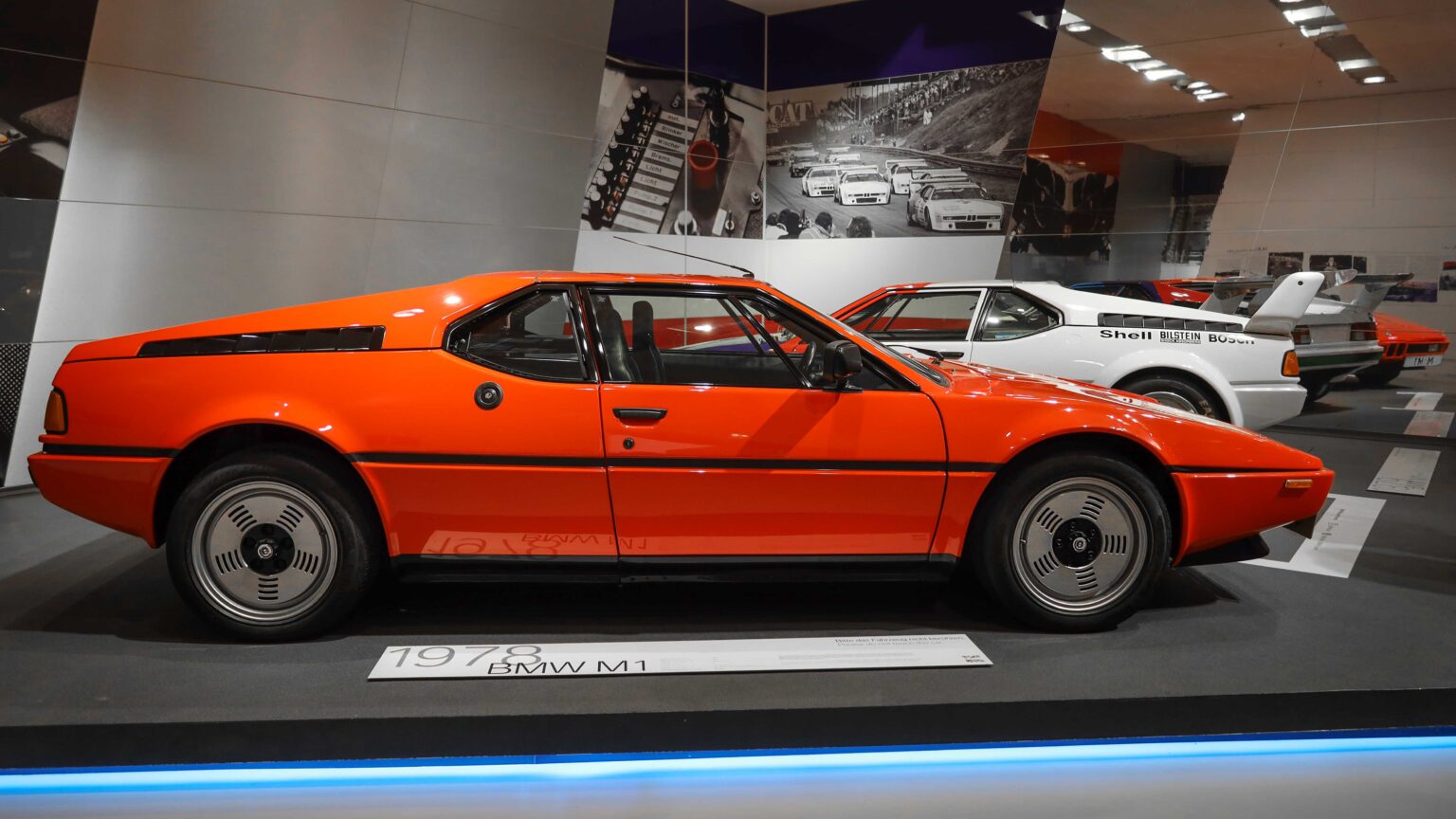 BMW-M1-red-side