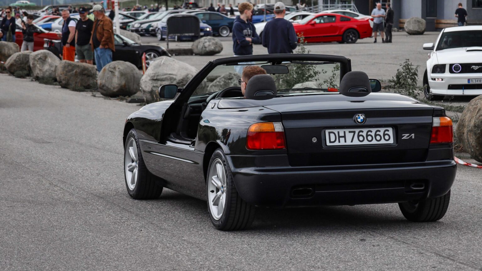 BMW-Z1-black-leaving-carshow