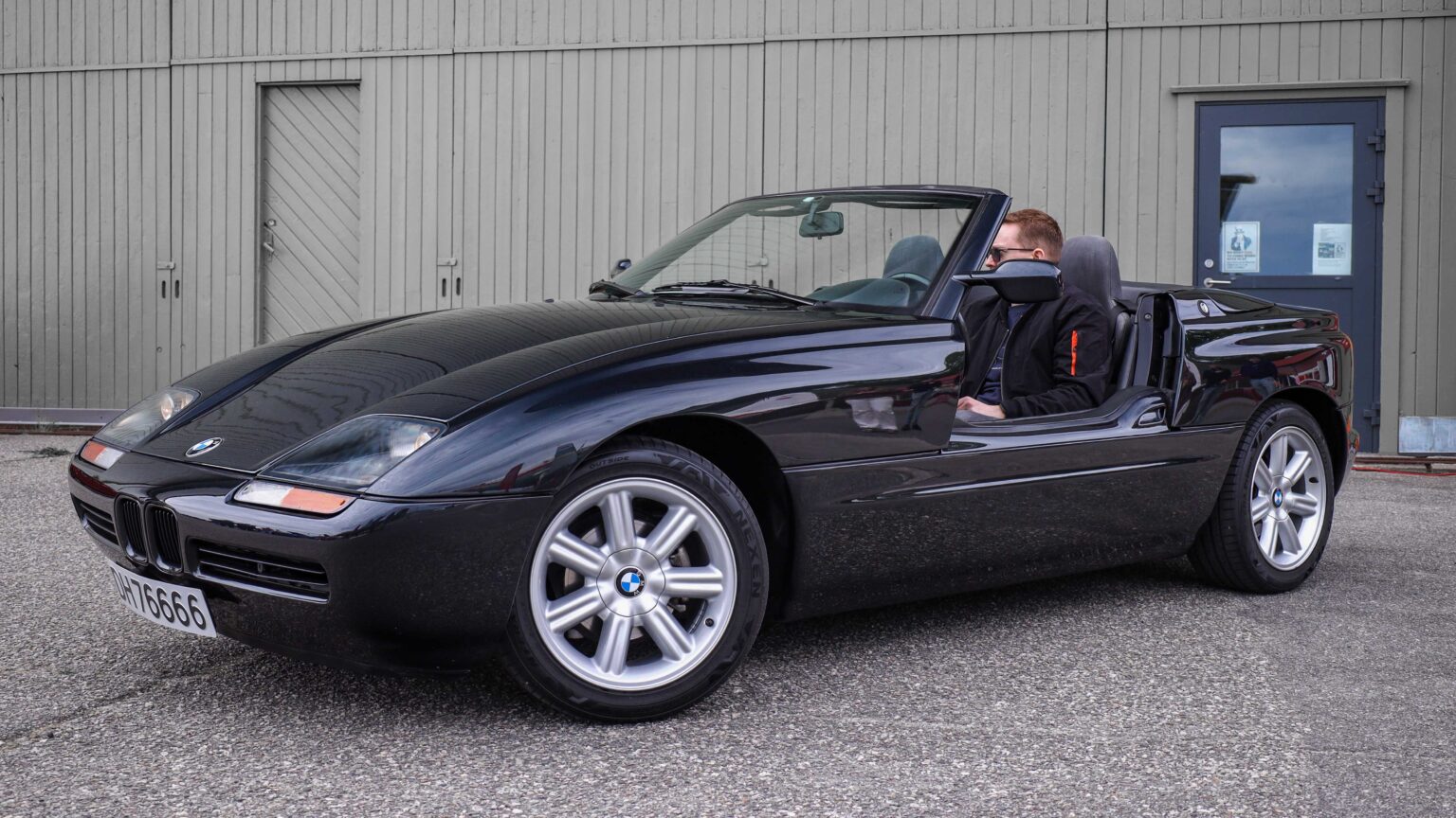 BMW-Z1-black-side