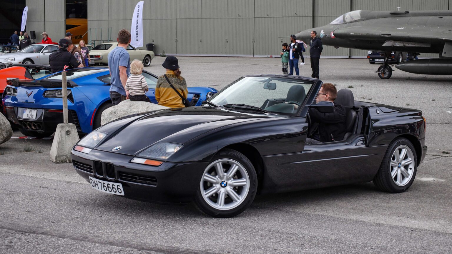 BMW-Z1-black-turning