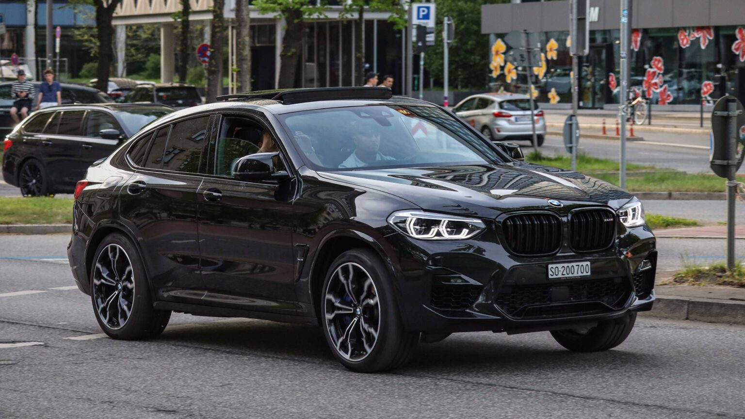 BMW-X4M-driving