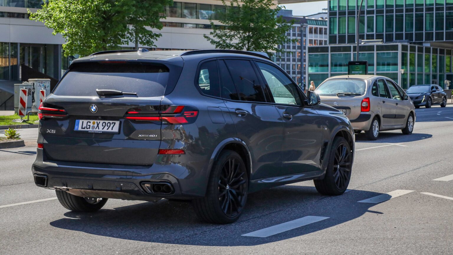 BMW-X5-40i-driving