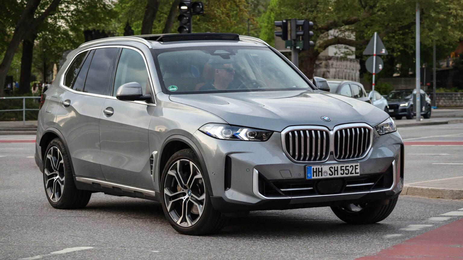 BMW-X5-driving
