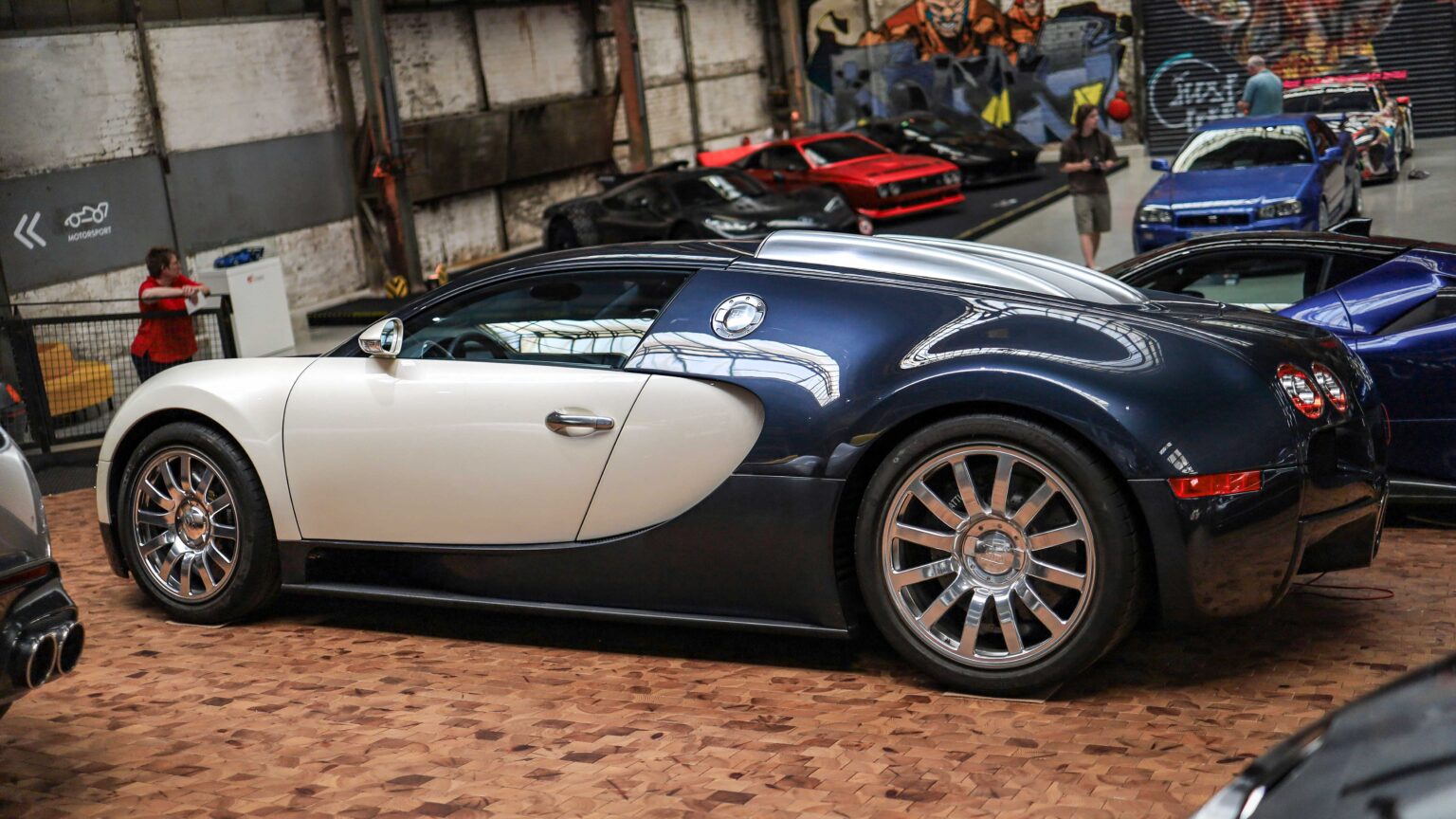 Bugatti-Veyron-side