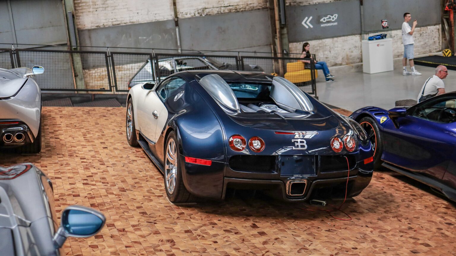Bugatti-Veyron-top-view
