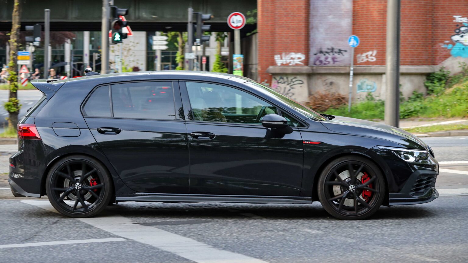 Volkswagen-Golf-GTI-black