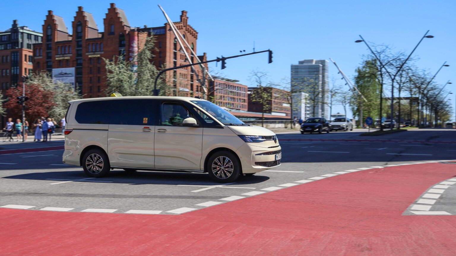 Volkswagen-Multivan-Taxi-in-Hamburg