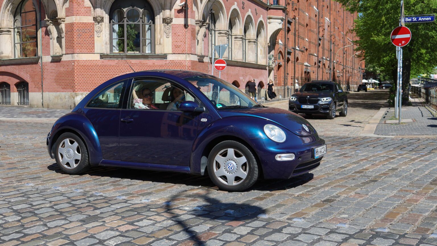 Volkswagen-New-Beetle-in-Hamburg