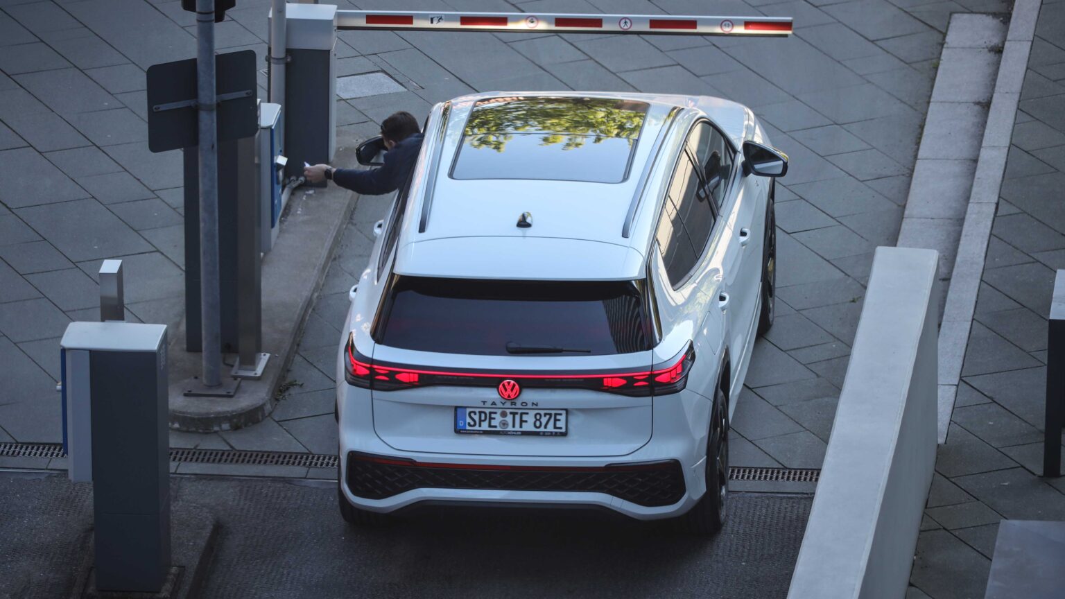 Volkswagen-Tayron-rear