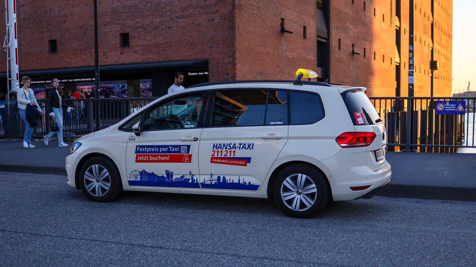 Volkswagen-Touran-Taxi-in-Hamburg