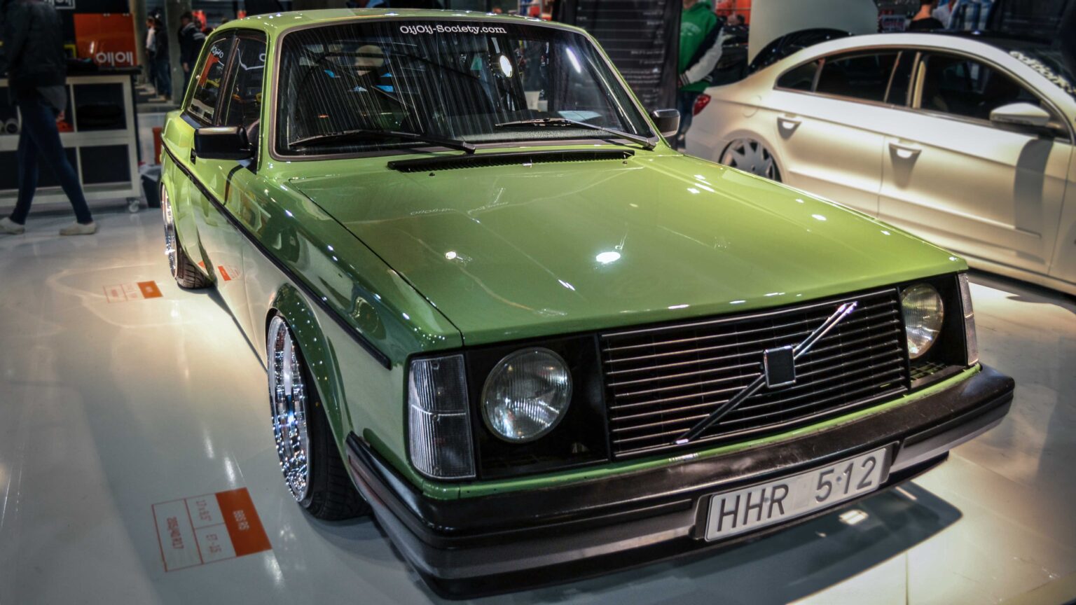 Volvo-242-green-and-low