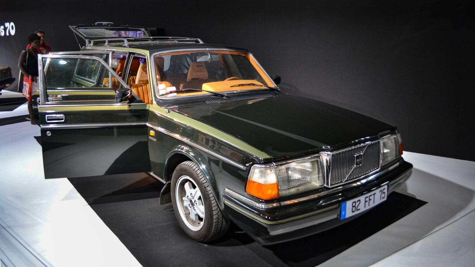 Volvo-245-green-with-tan-leather