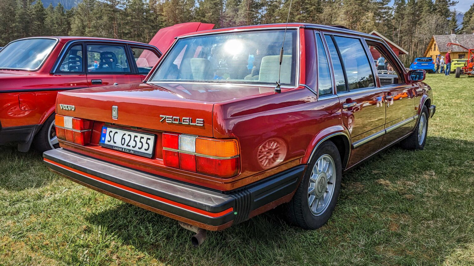 Volvo-760-GLE-1986-rear