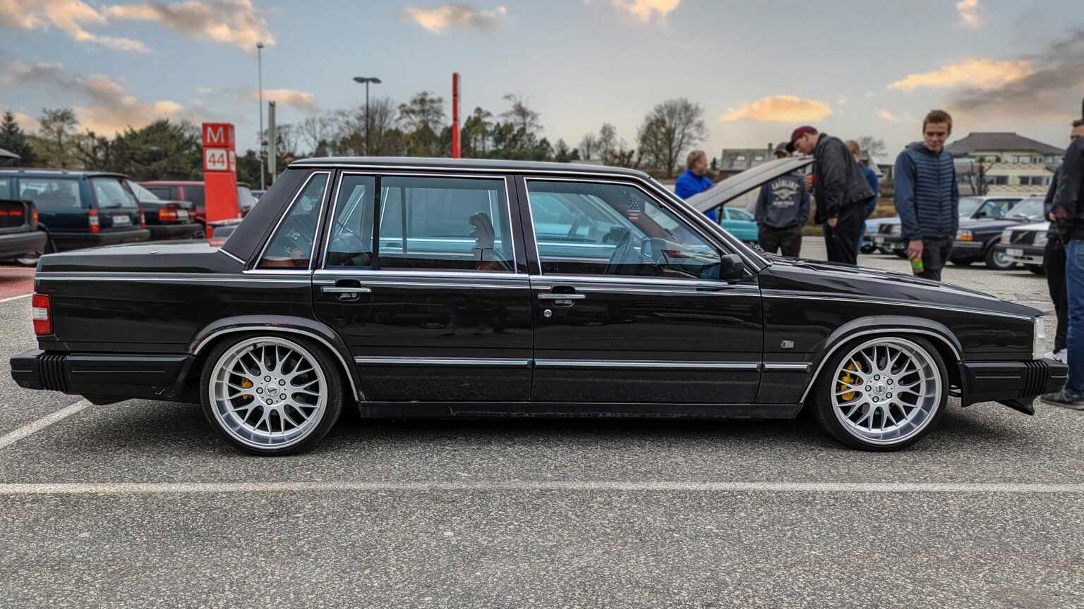 Volvo-760-black-stanced