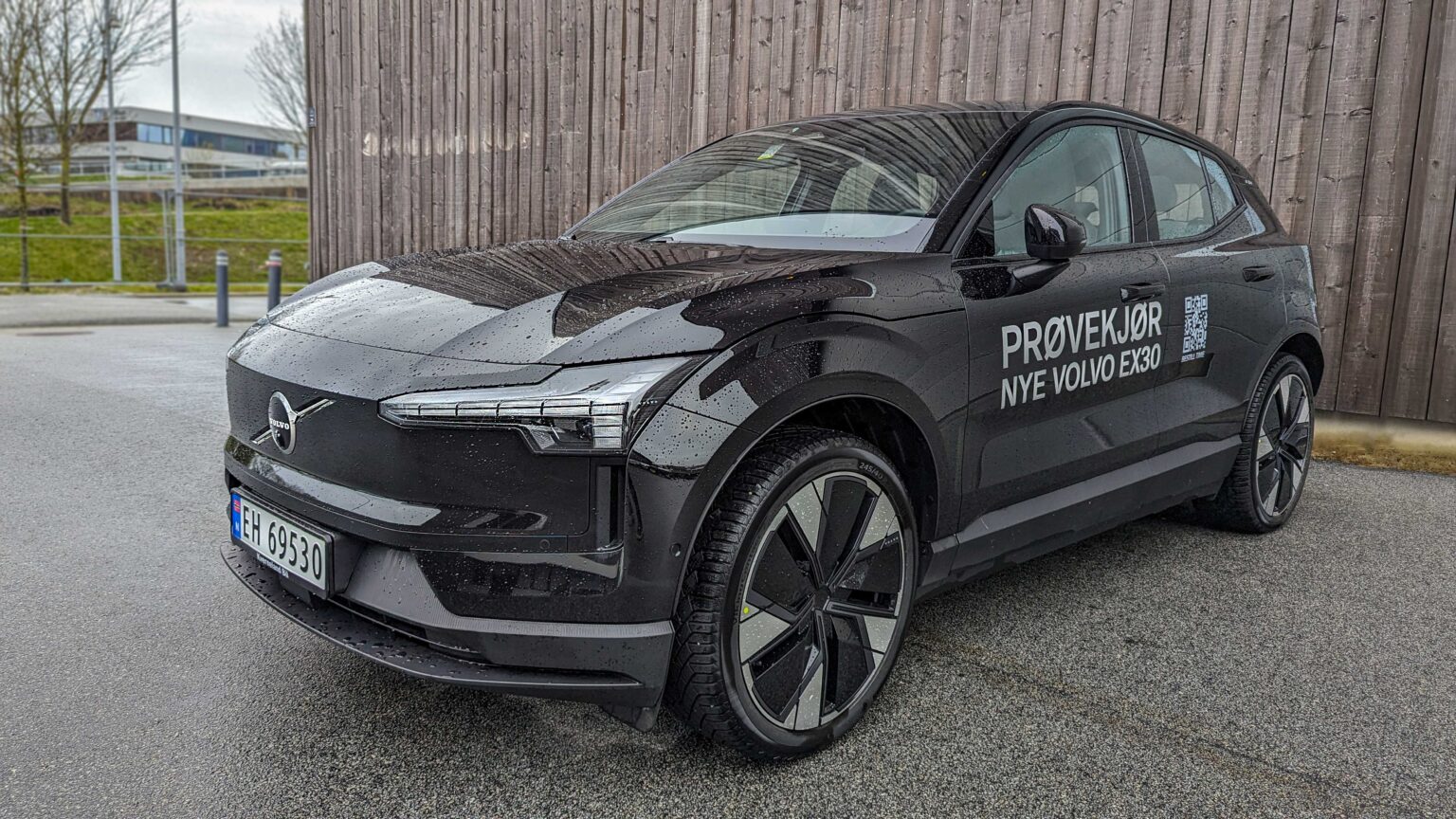 Volvo-EX30-black-front