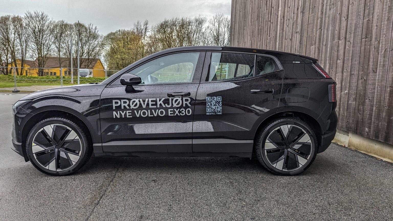 Volvo-EX30-black-side