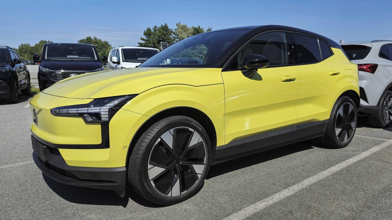 Volvo-EX30-yellow