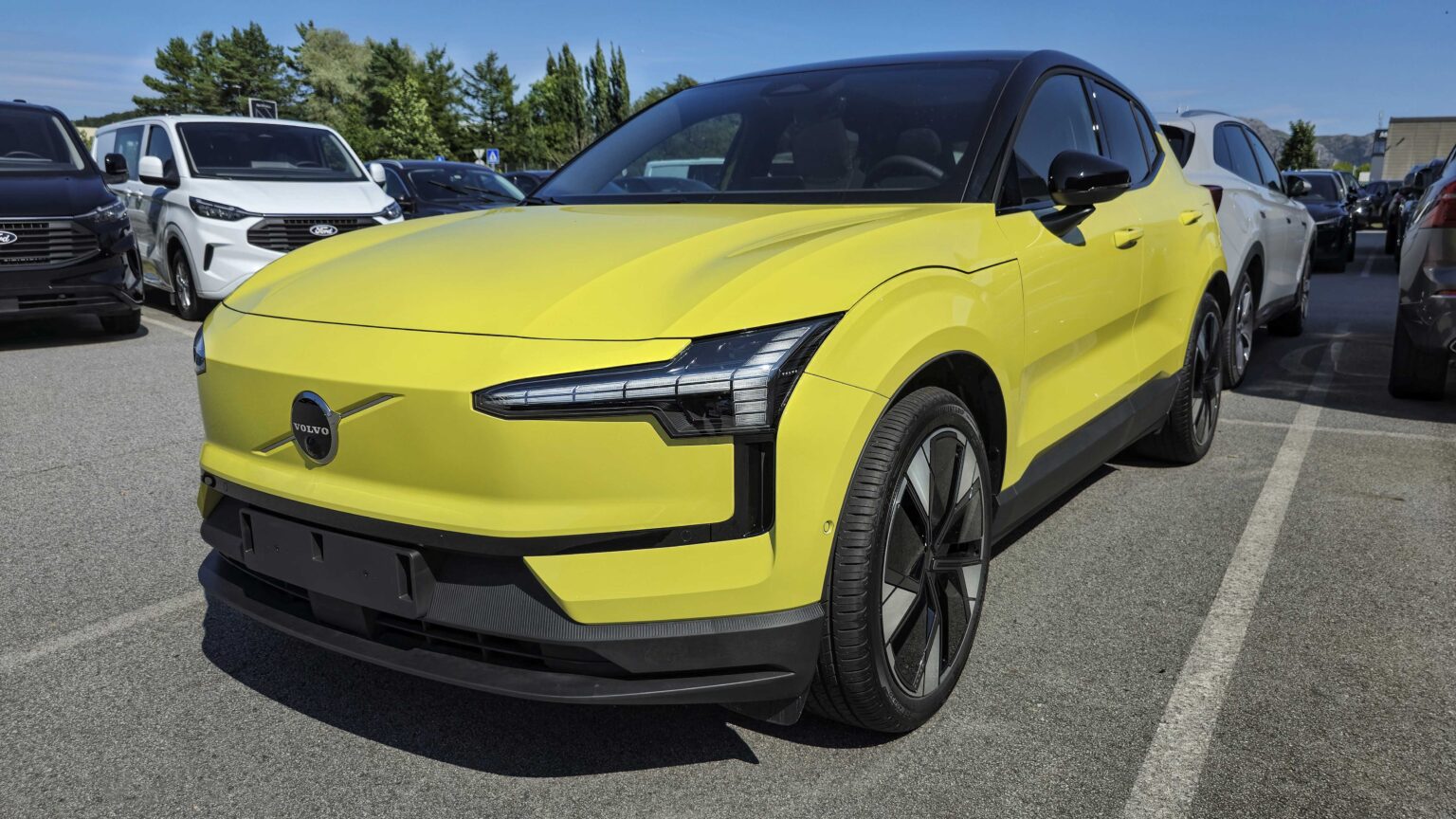 Volvo-EX30-yellow-front