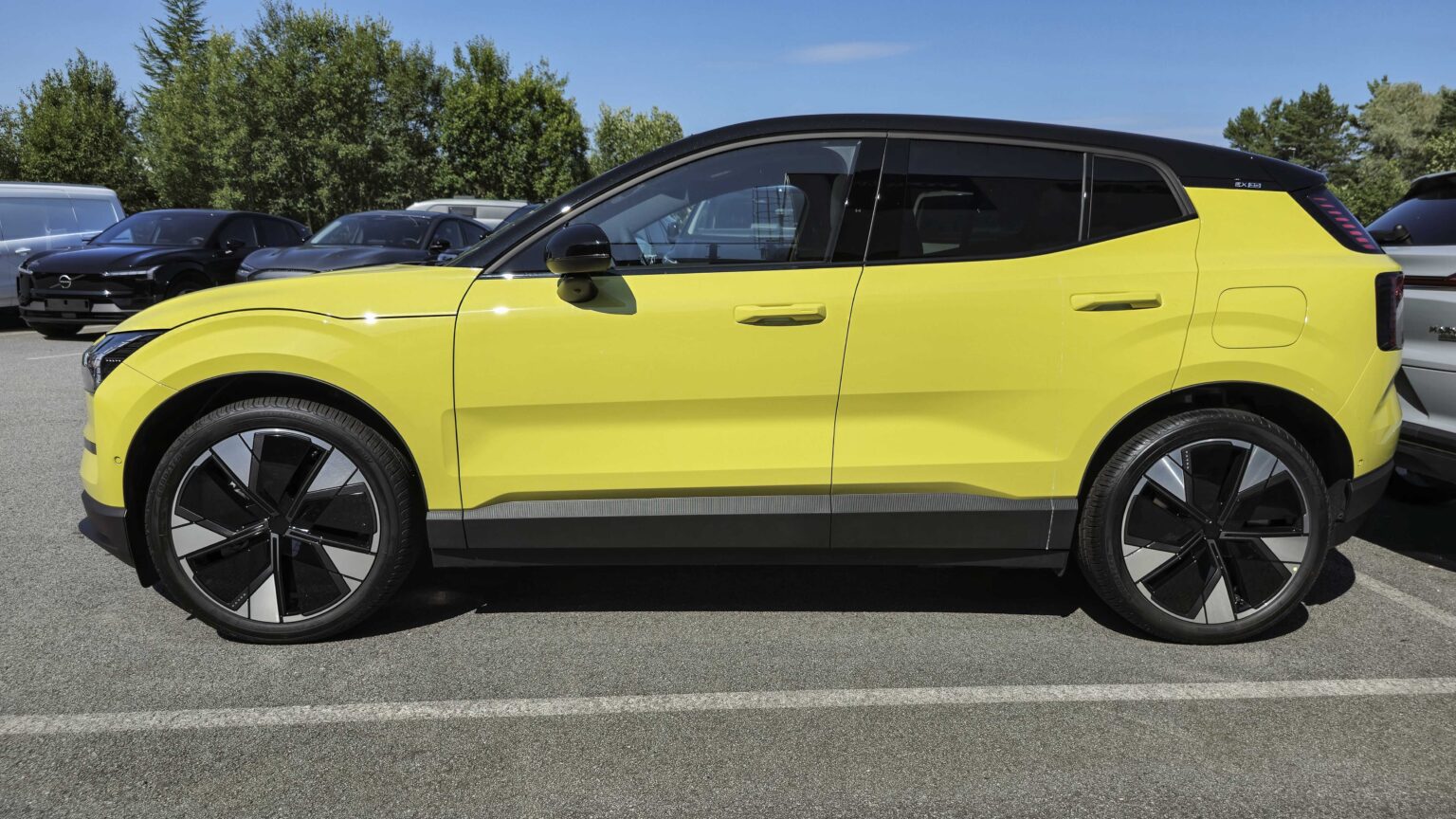Volvo-EX30-yellow-side