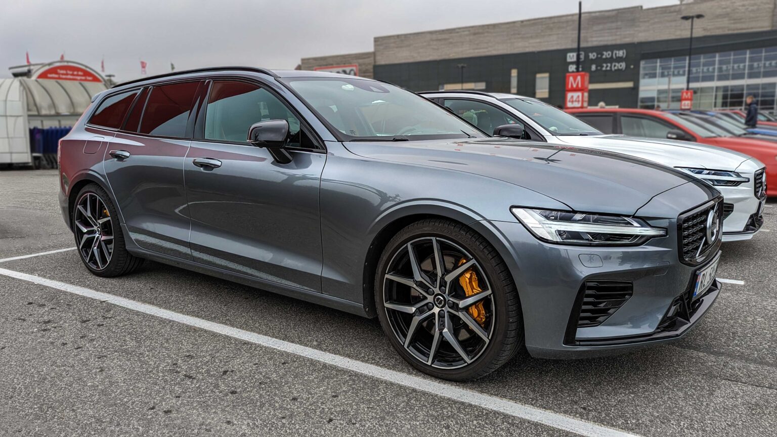 Volvo-V60-R-design-grey