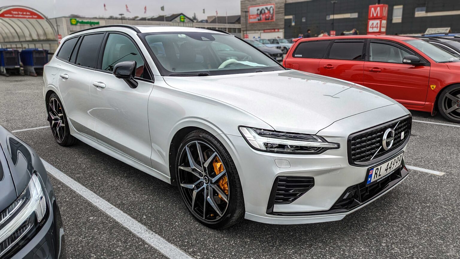 Volvo-V60-R-design-white