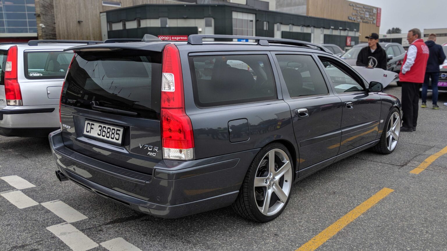 Volvo-V70-R-AWD-rear