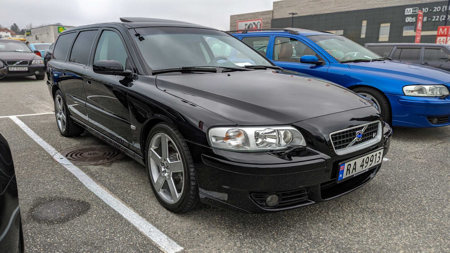 Volvo-V70-R-black-2005