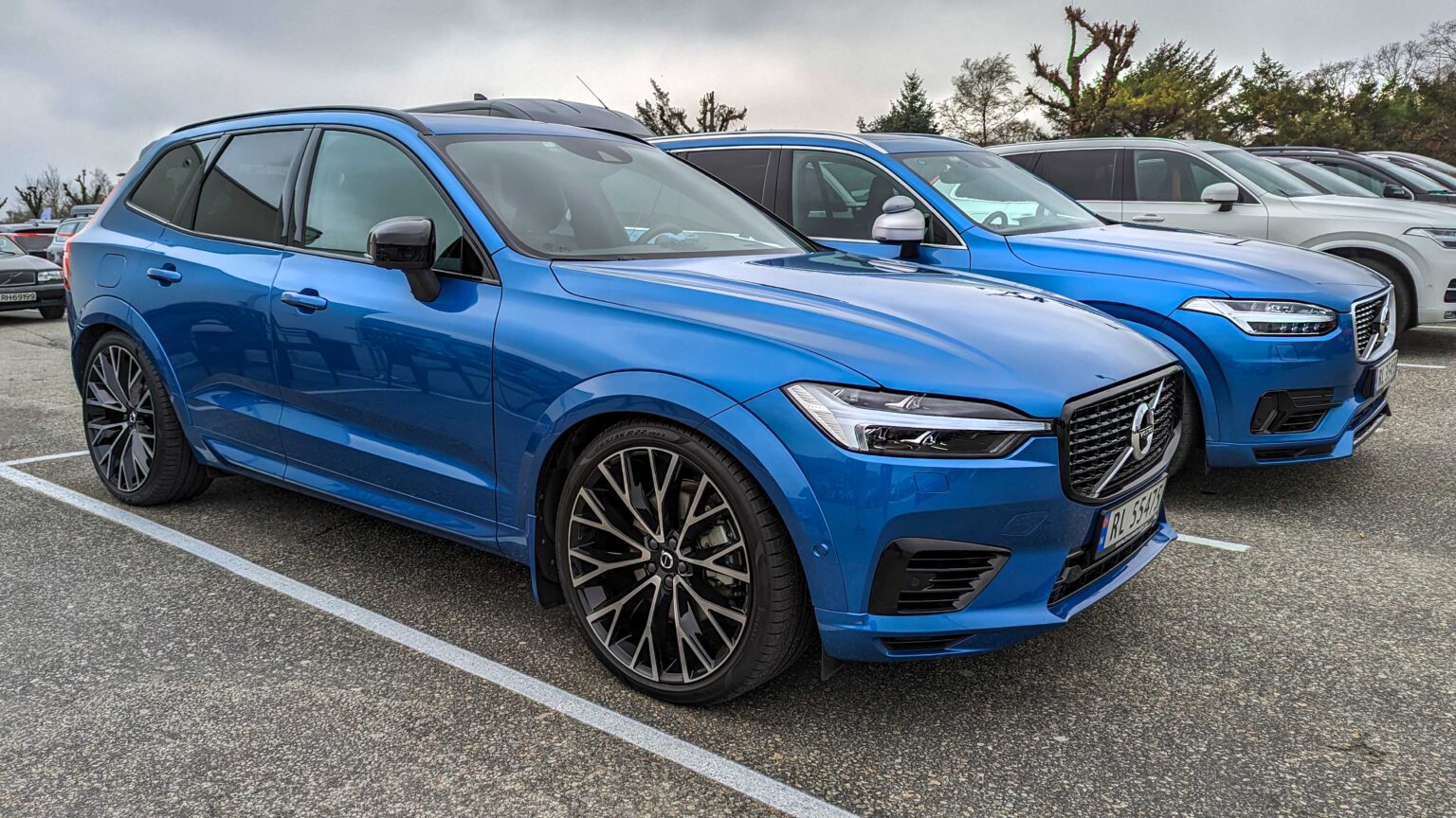 Volvo-XC60-R-design-blue