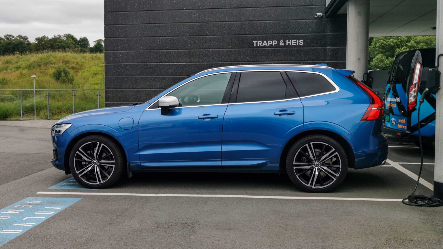 Volvo-XC60-T8-blue-side