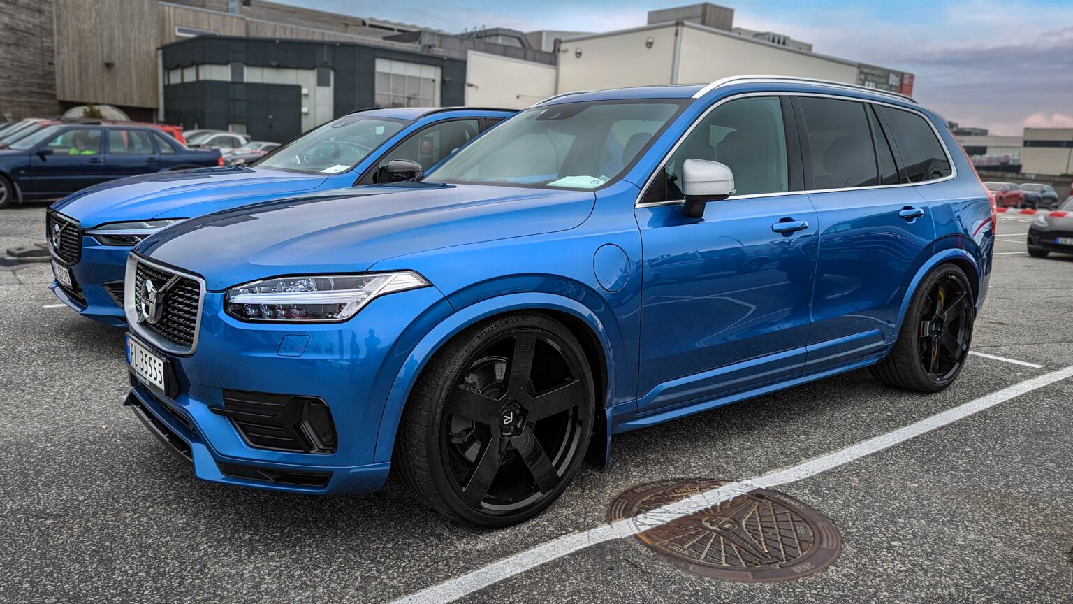 Volvo-XC90-T8-R-line-2018