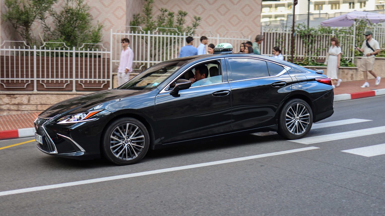 Lexus-ES-300h-Taxi-downhill