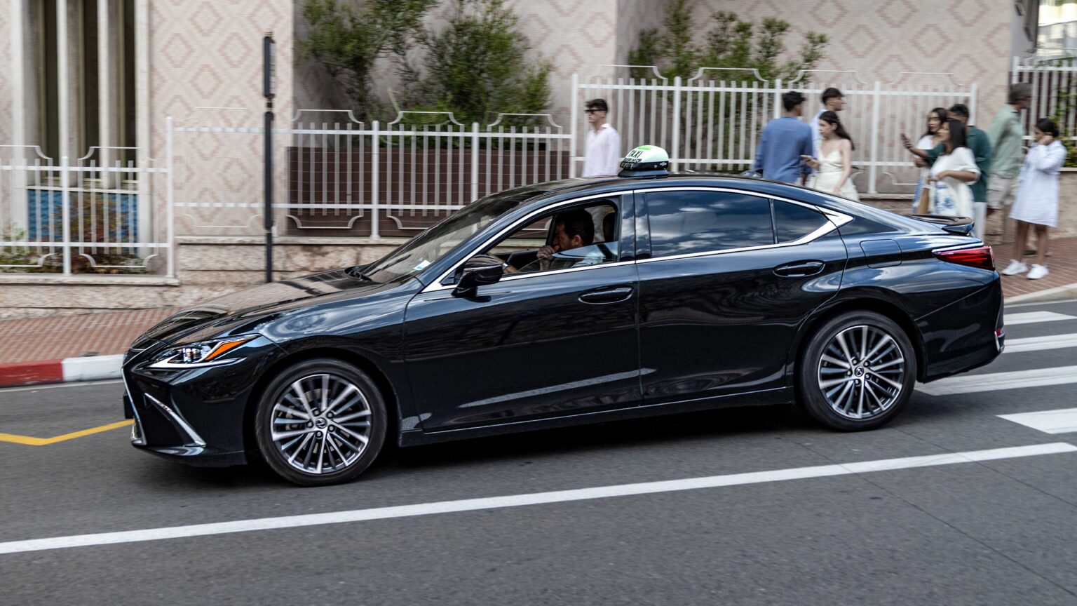 Lexus-ES-300h-Taxi-side