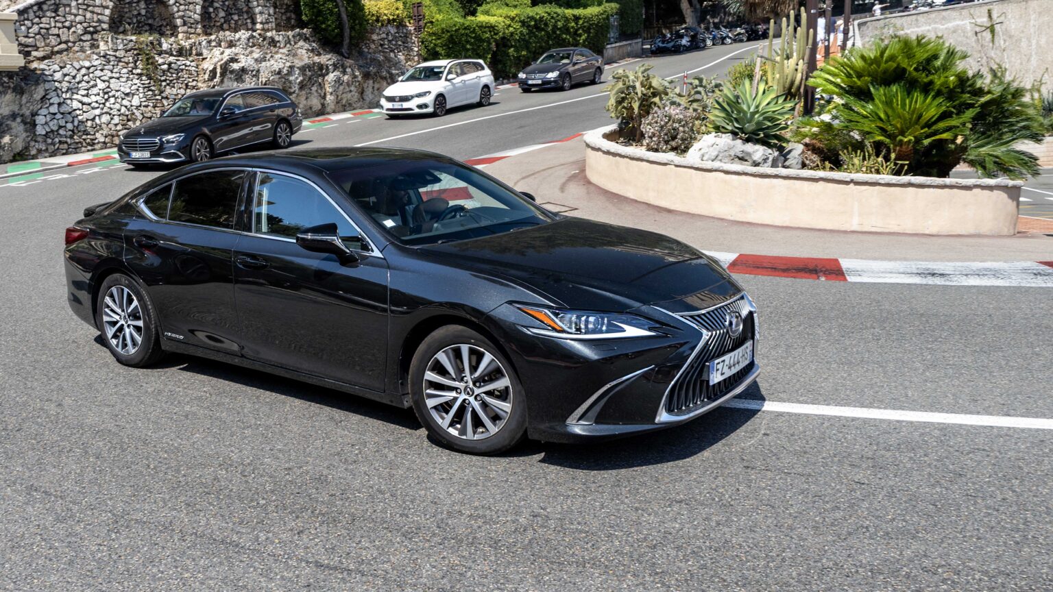 Lexus-ES-300h-in-Monaco