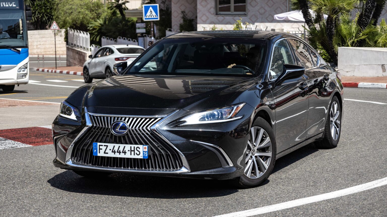 Lexus-ES-300h-in-front