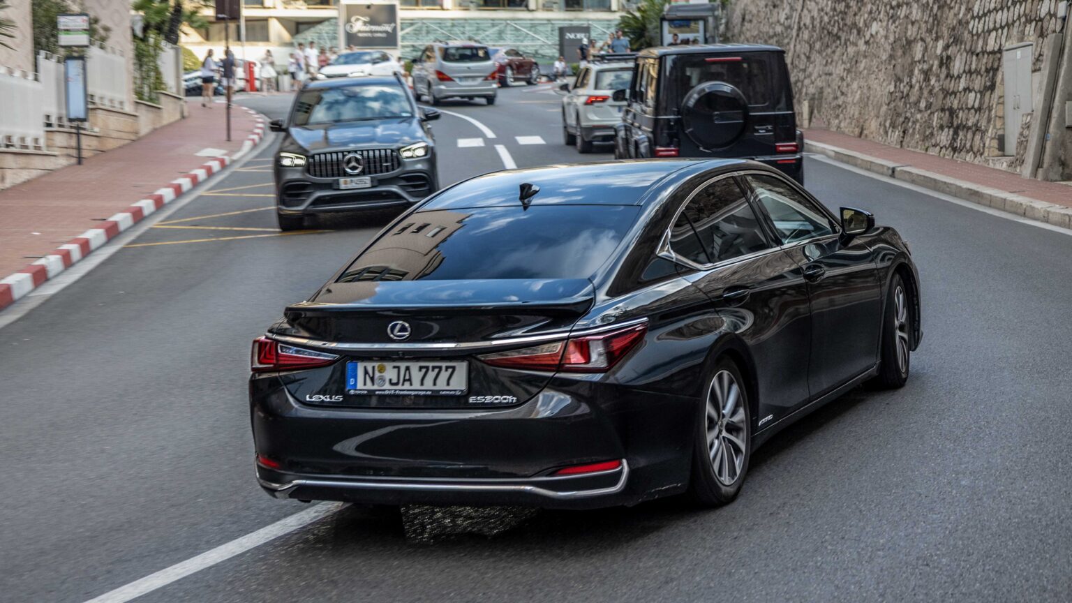 Lexus-ES-300h-up-Fairmont-hairpin