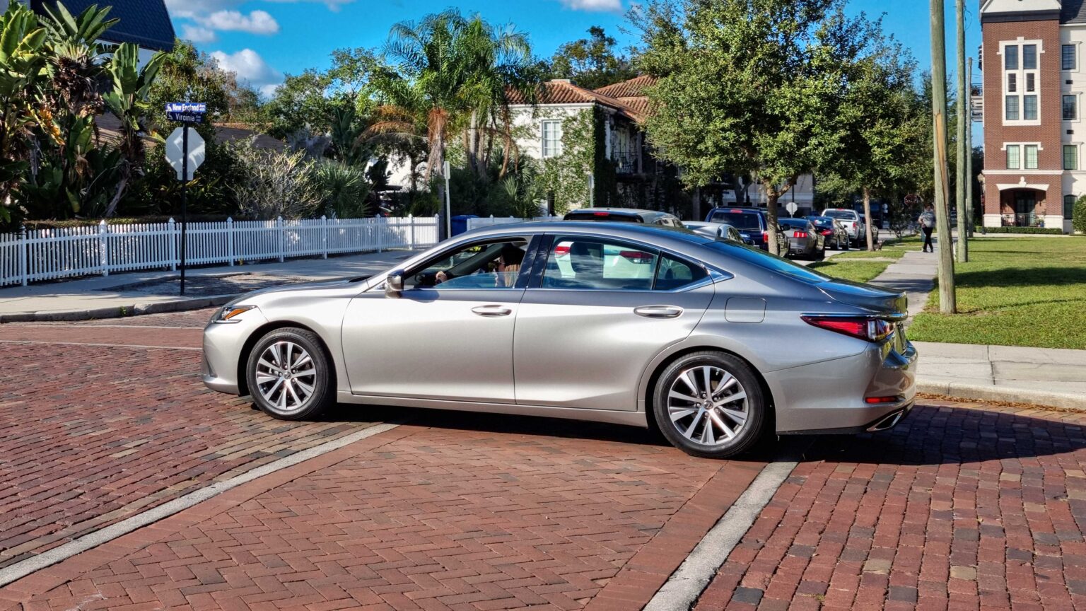 Lexus-ES-350-driving