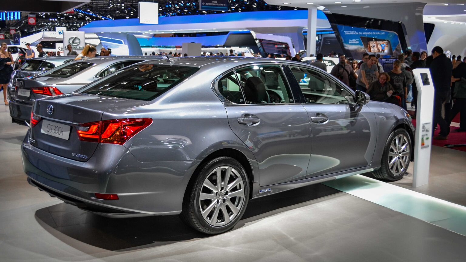 Lexus-GS-300h-2015-rear