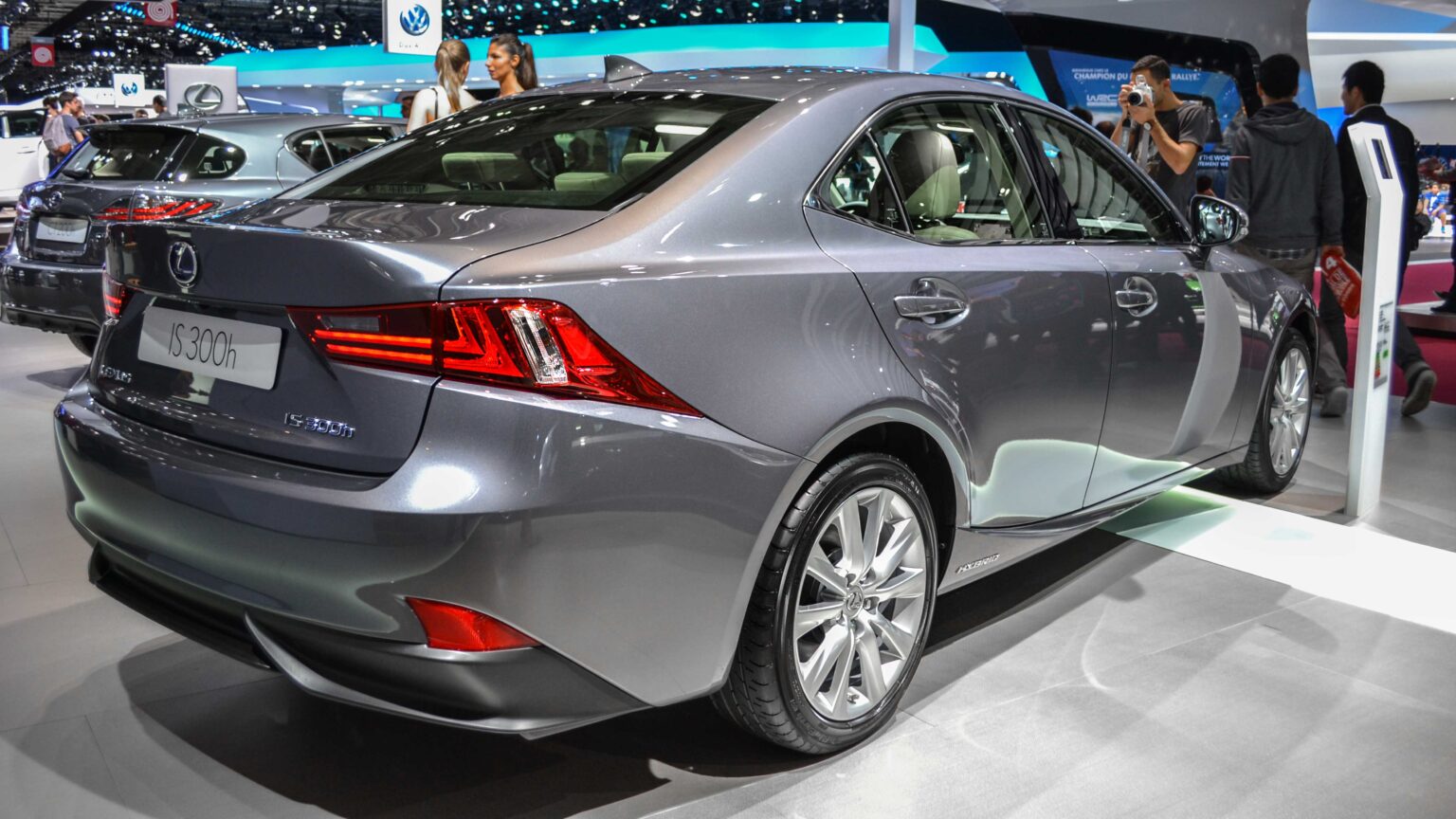 Lexus-IS-300h-rear