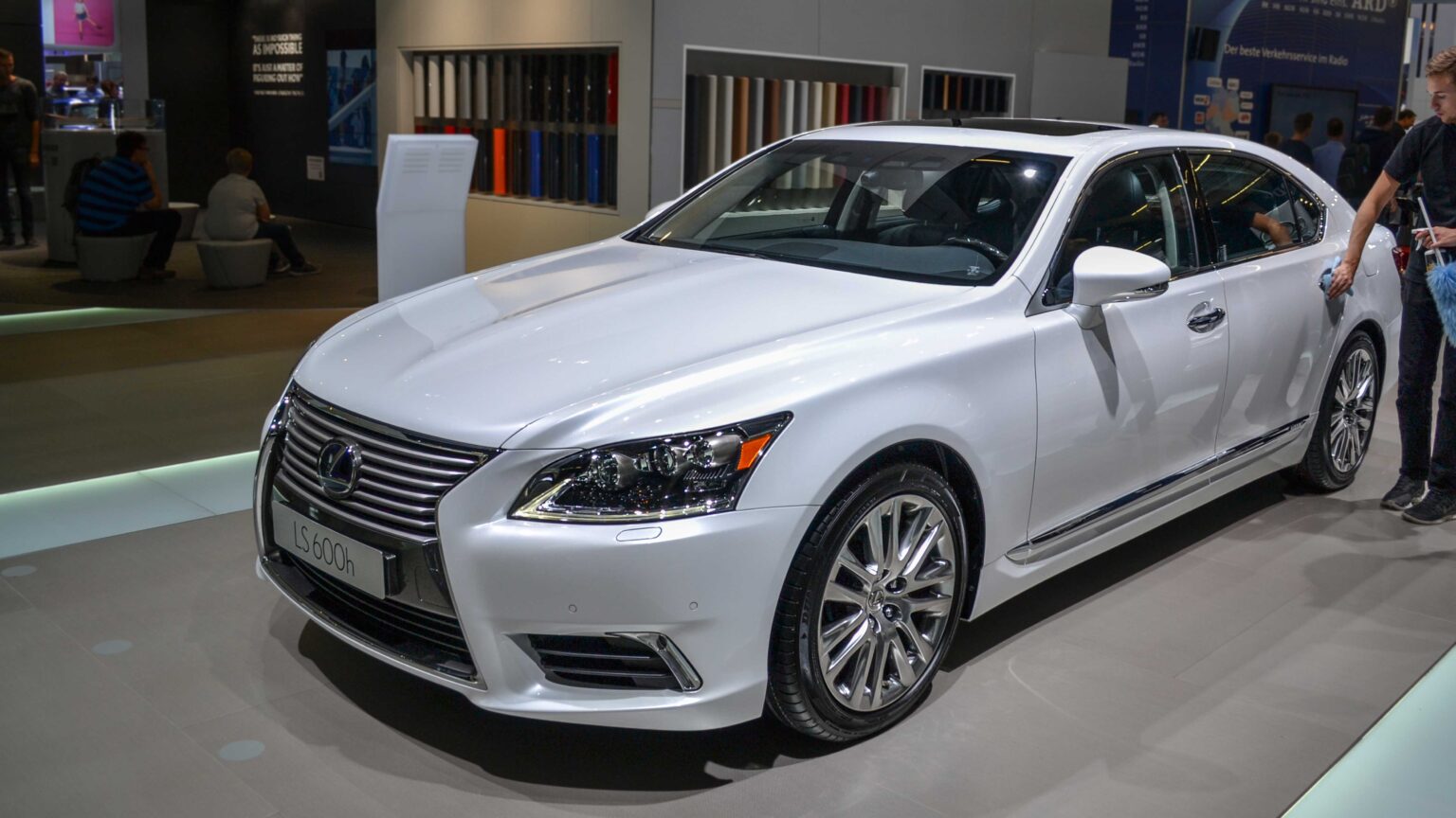 Lexus-LS-600-h-white